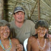 regenwoud Huaorani indianen chief Kemperi met vrouw en Juan